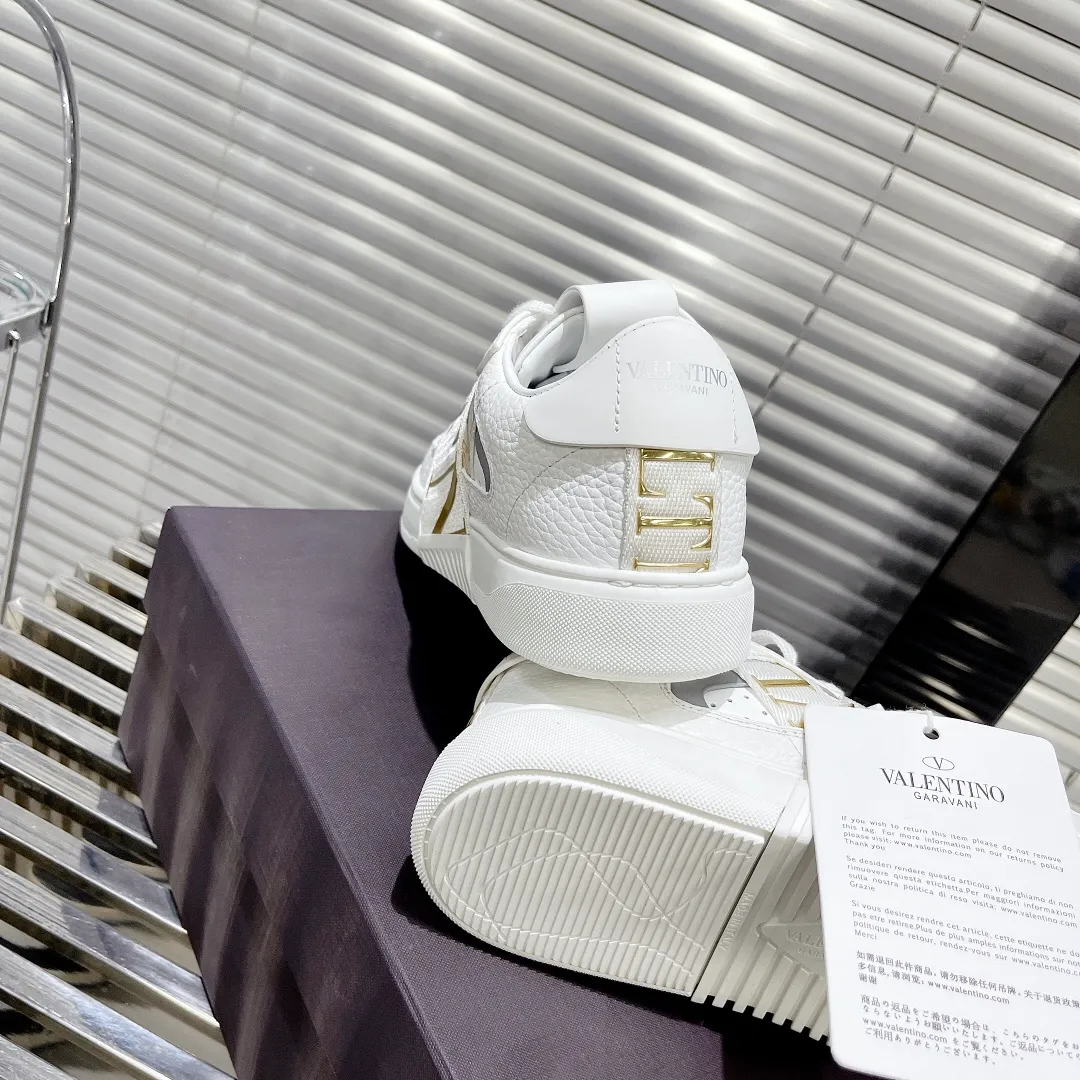 👟👟Ex-factory price 600👟👟 Valentino ONE STUD calfskin lace-up sneakers. Soft suede low-top sneakers, classic and versatile, couple's sneakers, special goods, worth buying! A pair of simple shoes with unique details will save you from the difficulty of dressing. OneStud sneakers, with quilted plaid and oversized rivets, create an eye-catching punk style and get rid of the heavy feeling of this season's clothing. Upraise calfskin derby shoes, with exquisite leather construction and simple silhouette, and smooth lines set the tone of coolness, are a versatile item in the wardrobe. There are more Valentino boutique shoes waiting for you to unlock! It’s time to get the shoes you’ve been coveting for a long time! Officially on sale 7,+++ - Seven straps, decorated with metallic rubber effect. Decoration on the back and tongue. Size 35-44.